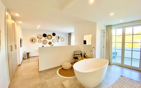 Villa Joel: Diseño De Interiores, Piso, Suelo, Mueble, Arreglo De Tubería, Bañera, Techo, Encendiendo, Casa, Baño
