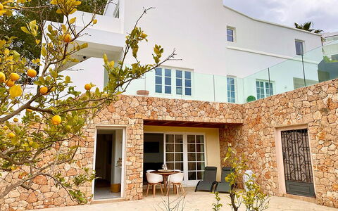 Villa Joel: Casa, Inmuebles, Mueble Para Exteriores, Balcón, Villa, Silla, Diseño, Sombra, Yarda, Paisajismo