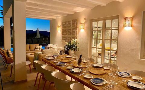 Villa Joel: Mueble, Diseño De Interiores, Silla, Mesa, Techo, Cocina Y Comedor Mesa, Piso, Comedor, Lámpara, Encendiendo