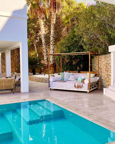 Villa Joel: Piscina, Mueble, Mueble Para Exteriores, Recurso, Silla, Suelo, Eco Hotel, Material Compuesto, Sombra, Paraguas