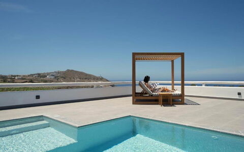 Golden Sunset Villa: Suelo, Mar, Recurso, Departamento, Sombra, Piscina, Oceano, Diseño, La Luz Del Día, Eco Hotel