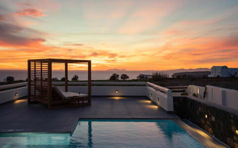 Golden Sunset Villa: Oscuridad, Piscina, Resplandor Crepuscular, Puesta De Sol, Recurso, Amanecer, Noche, Mueble Para Exteriores, Mañana En Red Sky, Eco Hotel