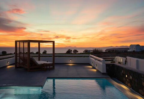 Golden Sunset Villa: Oscuridad, Piscina, Resplandor Crepuscular, Puesta De Sol, Recurso, Amanecer, Noche, Mueble Para Exteriores, Mañana En Red Sky, Eco Hotel