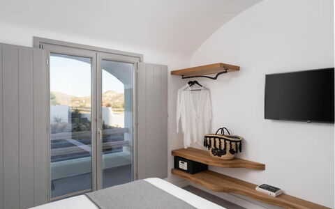 Villa Akrotiri: Diseño De Interiores, Habitación, Cama, Diseño, Manchas De Madera, Madera Dura, Linos, Lecho, Marco De La Cama, Almohada