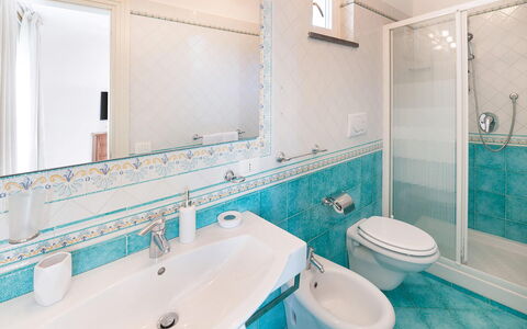 Villa Pietraluna: Azul, Piso, Suelo, Arreglo De Tubería, Diseño De Interiores, Baño, Loseta, Grifo, Plomería, Lavabo Del Baño
