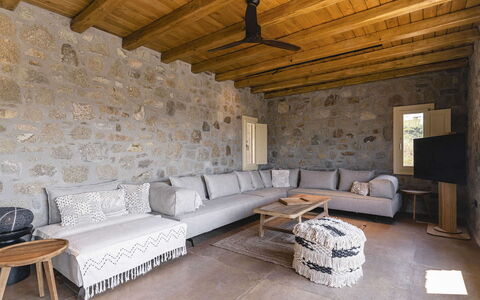 Villa Wolf: Mueble, Pared, Piso, Diseño De Interiores, Suelo, Sofá, Sala, Casa, Techo, Habitación