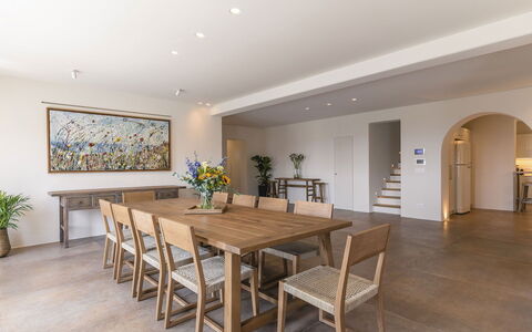 Villa Wolf: Mueble, Piso, Diseño De Interiores, Suelo, Madera, Mesa, Cocina Y Comedor Mesa, Techo, Silla, Comedor