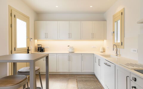 Villa Wolf: Cocina, Mueble, Mostrador, Diseño De Interiores, Gabinetes, Aparato De Cocina, Piso, Madera, Suelo, Electrodoméstico