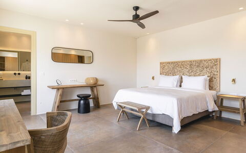 Villa Wolf: Mueble, Recurso, Habitación, Cama, Hotel, Madera Dura, Lámpara, Almohada, Lecho
