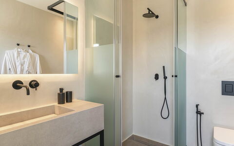 Villa Wolf: Baño, Arreglo De Tubería, Piso, Diseño De Interiores, Suelo, Lavabo Del Baño, Grifo, Plomería, Encendiendo, Techo