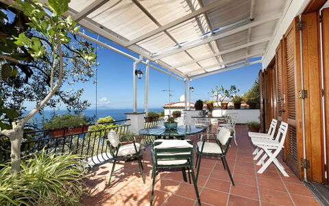 Villa Mary: Mueble, Porche, Mueble Para Exteriores, Silla, Mesa, Maceta, Balcón, Mesa Al Aire Libre, Recurso, Planta De Casa