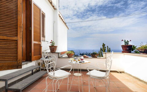 Villa Mary: Maceta, Mueble, Planta De Casa, Silla, Balcón, Cocina Y Comedor Mesa, Florero, Comedor, Mueble Para Exteriores, Mesa De Café