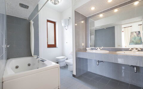 Villa Mary: Arreglo De Tubería, Piso, Baño, Diseño De Interiores, Suelo, Lavabo, Techo, Grifo, Lavabo Del Baño, Plomería