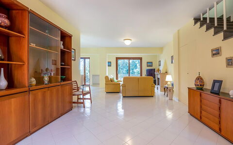 Villa Ava: Diseño De Interiores, Piso, Suelo, Mueble, Madera, Techo, Habitación, Sofá, Sala, Encendiendo