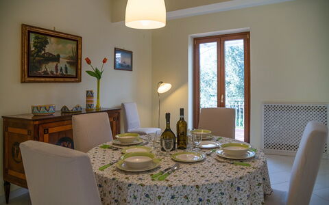 Villa Ava: Mueble, Diseño De Interiores, Mesa, Comedor, Madera, Piso, Silla, Habitación, Cocina Y Comedor Mesa, Textil