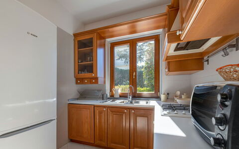 Villa Ava: Cocina, Aparato De Cocina, Electrodoméstico, Madera, Mostrador, Gabinetes, Fregadero, Diseño De Interiores, Mueble, Electrodoméstico