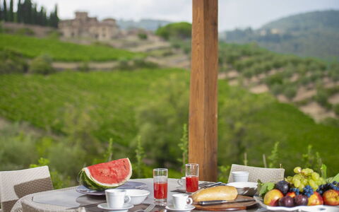 Villa del Fattore: Vajilla, Mueble, Mesa, Comida, Colina, Utensilios Para Servir, Drinkware, Silla, Vajilla, Cordillera