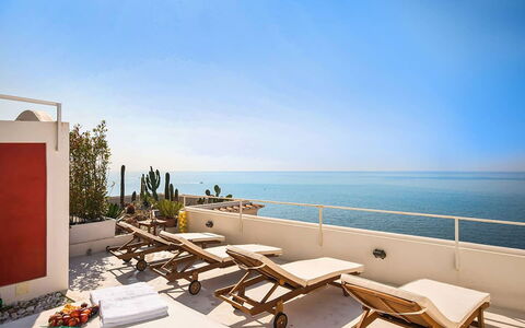 Villa Chiara: Mueble, Mar, Balcón, Departamento, Silla, Recurso, Oceano, Sombra, Mueble Para Exteriores, Maceta