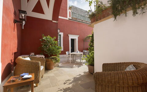 Villa Chiara: Pared, Mueble, Piso, Diseño De Interiores, Casa, Silla, Departamento, Planta De Casa, Sala, Maceta
