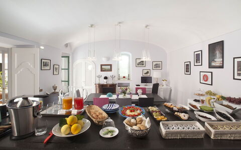 Villa Chiara: Diseño De Interiores, Mueble, Techo, Encendiendo, Mesa, Habitación, Lámpara, Comida, Utensilios Para Servir, Silla