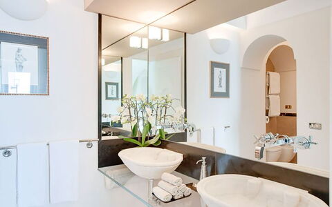 Villa Chiara: Diseño De Interiores, Pared, Arreglo De Tubería, Piso, Mueble, Grifo, Mostrador, Lavabo, Lavabo Del Baño, Baño