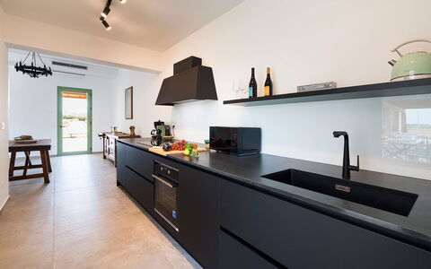 Villa Clemente: Cocina, Mostrador, Diseño De Interiores, Gabinetes, Aparato De Cocina, Piso, Madera, Techo, Encendiendo, Grifo