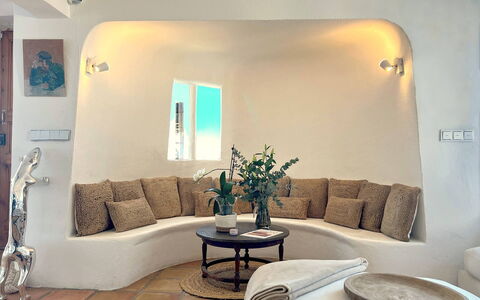 Sa Galera Villa: Pared, Mueble, Diseño De Interiores, Techo, Sofá, Casa, Habitación, Sala, Arrojar La Almohada