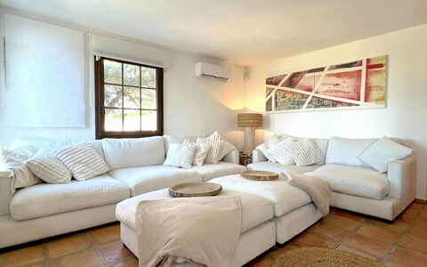 Sa Galera Villa: Mueble, Sofá, Diseño De Interiores, Piso, Suelo, Sala, Habitación, Arrojar La Almohada, Textil, Techo