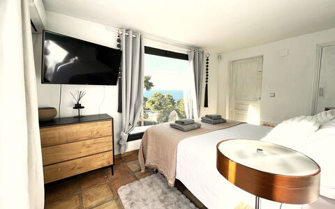 Sa Galera Villa: Mueble, Habitación, Cama, Departamento, Casa, Lecho, Sábana, Diseño De Interiores, Almohada, Linos