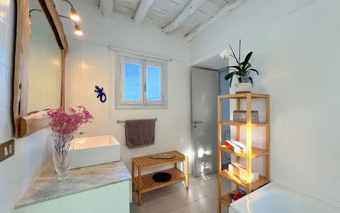 Sa Galera Villa: Pared, Arreglo De Tubería, Piso, Diseño De Interiores, Suelo, Baño, Lavabo Del Baño, Grifo, Techo, Lavabo
