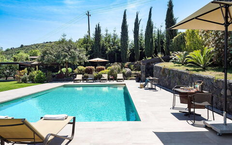 Villa Monte Serra: Piscina, Mueble Para Exteriores, Recurso, Sombra, Eco Hotel, Mueble, Material Compuesto, Paraguas, Losa, Ocio