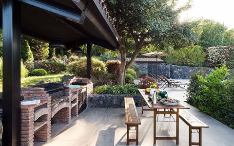 Villa Monte Serra: Arbusto, Jardín, Sombra, Maceta, Mueble Para Exteriores, Paisajismo, Losa, Estructura Al Aire Libre, Patio Interior, Mesa Al Aire Libre