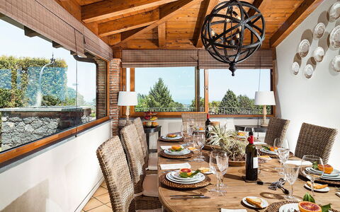 Villa Monte Serra: Mueble, Diseño De Interiores, Madera, Mesa, Silla, Techo, Piso, Cocina Y Comedor Mesa, Encendiendo, Comedor