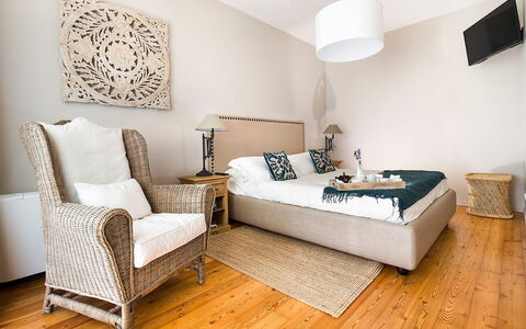 Villa Monte Serra: Mueble, Diseño De Interiores, Cama, Habitación, Suelo, Piso, Habitación, Madera, Lecho, Linos