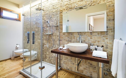 Villa Monte Serra: Diseño De Interiores, Piso, Pared, Arreglo De Tubería, Baño, Suelo, Encendiendo, Plomería, Lavabo Del Baño, Espejo