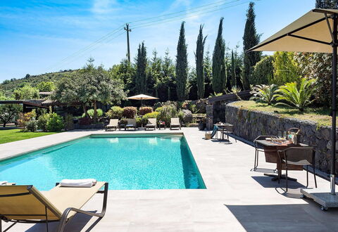 Villa Monte Serra: Piscina, Mueble Para Exteriores, Recurso, Sombra, Eco Hotel, Mueble, Material Compuesto, Paraguas, Losa, Ocio