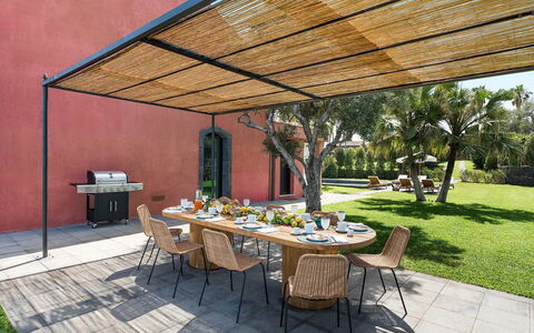Villa Pozzillo: Mueble, Mueble Para Exteriores, Sombra, Mesa Al Aire Libre, Silla, Jardín, Estructura Al Aire Libre, Patio, Material Natural, Pabellón