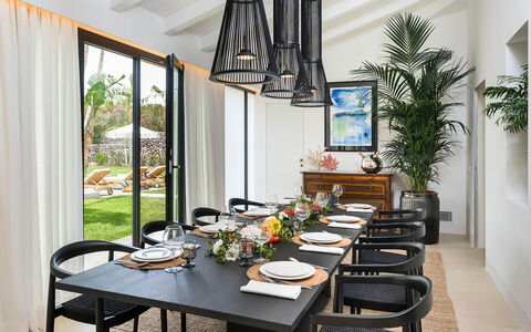 Villa Pozzillo: Mueble, Diseño De Interiores, Mesa, Comedor, Cocina Y Comedor Mesa, Silla, Vajilla, Encendiendo, Restaurante, Lámpara