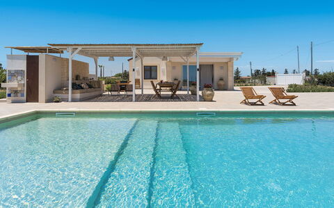 Villa Camporeale: Piscina, Material Compuesto, Sombra, Recurso, Hormigón, Inmuebles, Estructura Al Aire Libre, Diseño, Mueble Para Exteriores, Villa