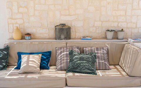 Villa Camporeale: Mueble, Amortiguar, Sofá, Diseño De Interiores, Arrojar La Almohada, Almohada, Sala, Suelo, Casa