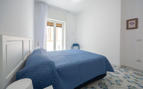 Maison Maiori: Diseño De Interiores, Piso, Suelo, Madera, Mueble, Habitación, Habitación, Techo, Sábana, Cama
