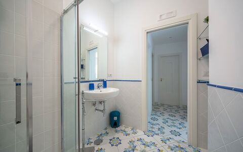Maison Maiori: Azul, Piso, Suelo, Diseño De Interiores, Arreglo De Tubería, Baño, Loseta, Techo, Material Compuesto, Habitación