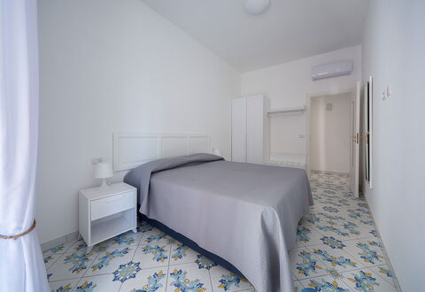 Maison Maiori: Piso, Suelo, Diseño De Interiores, Habitación, Techo, Departamento, Habitación, Loseta, Suelos De Madera