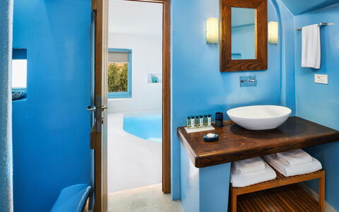 Villa Apanema: Azul, Pared, Diseño De Interiores, Arreglo De Tubería, Techo, Piso, Mueble, Suelo, Encendiendo, Baño
