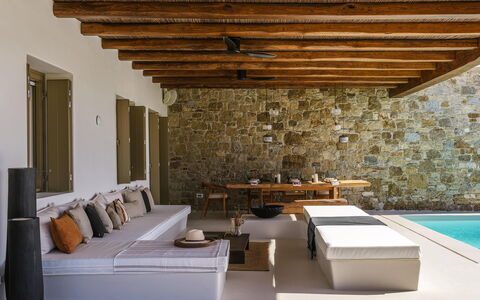 Villa Medea: Mueble, Madera, Piso, Diseño De Interiores, Suelo, Sala, Sofá, Casa, Recurso