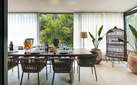 Villa Monica: Mueble, Diseño De Interiores, Mesa, Comedor, Cocina Y Comedor Mesa, Silla, Mesa Al Aire Libre, Habitación, Vaso, Material Natural