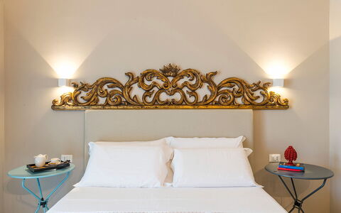 Villa Monica: Pared, Diseño De Interiores, Habitación, Sábana, Encendiendo, Lecho, Linos, Cama, Casa, Marco De La Cama