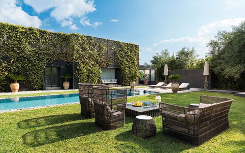 Villa Monica: Arbusto, Jardín, Sombra, Paisajismo, Mueble Para Exteriores, Patio Interior, Césped, Yarda, Inmuebles
