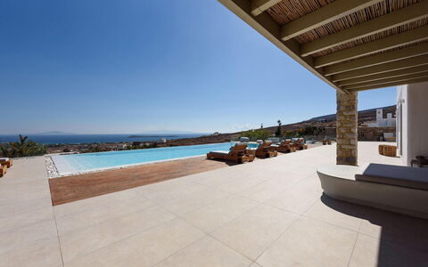 Villa Melina: Piso, Suelo, Material Compuesto, Sombra, Loseta, Piscina, Losa, Hormigón, Diseño, Columna