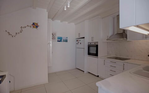 Villa Talassa: Piso, Suelo, Diseño De Interiores, Madera, Techo, Mostrador, Mueble, Cocina, Electrodoméstico, Encendiendo